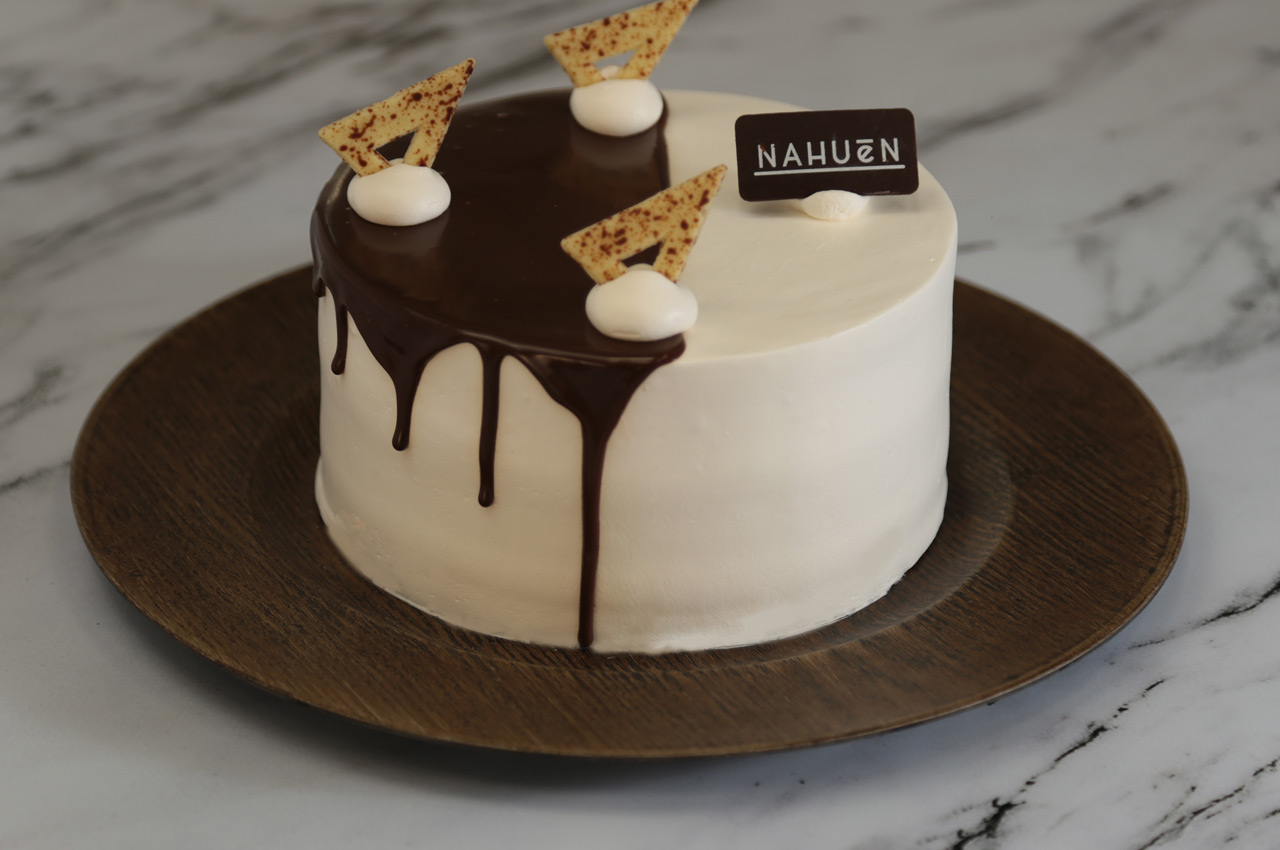 The greatest variety in cakes and desserts. Incomparable flavor and quality. Call us to place your order.